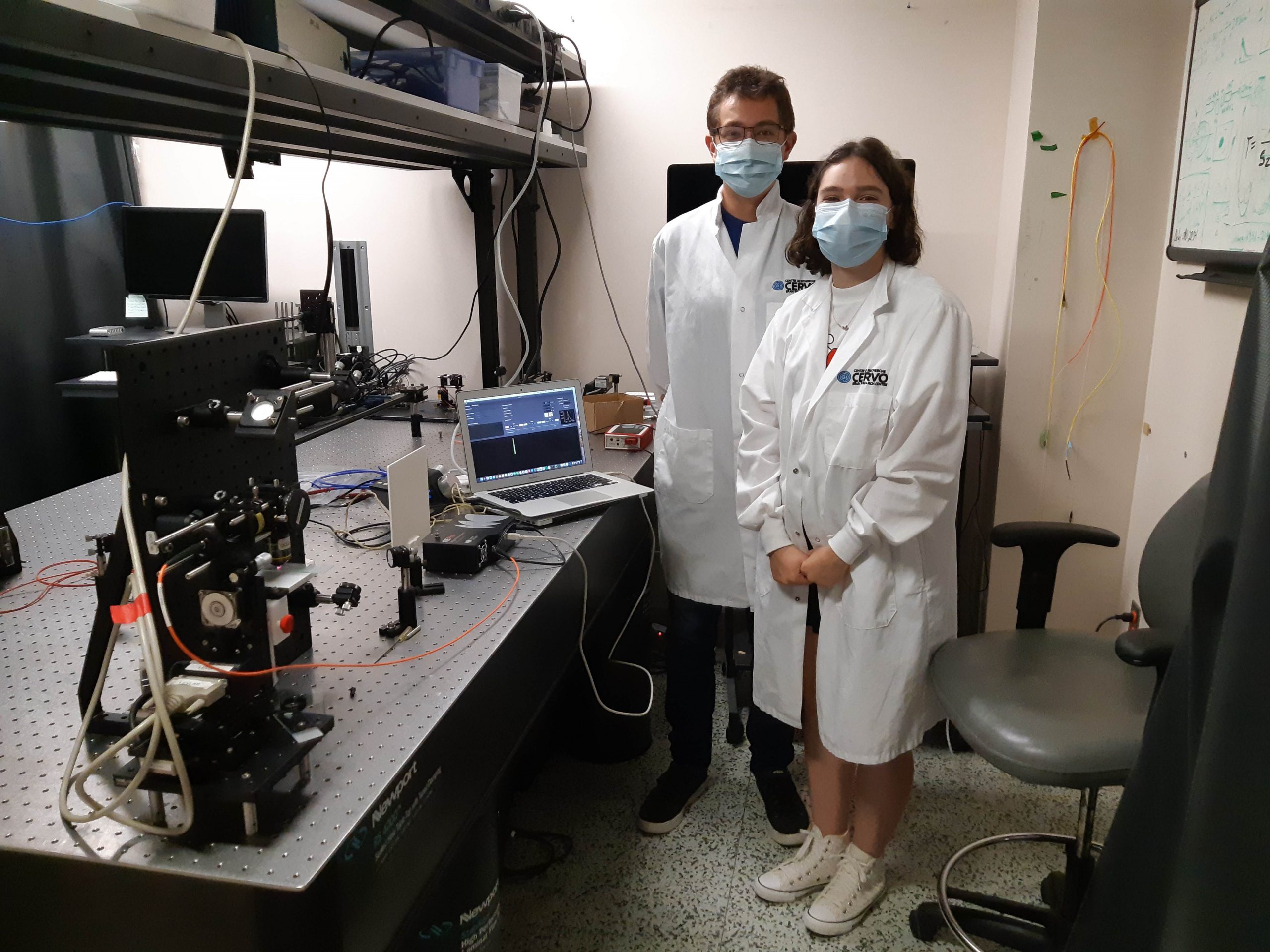 Lire la suite à propos de l’article Le microscope Raman hyperspectral de nos stagiaires Justine et Benjamin fais des progrès!